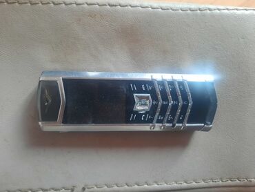 бампер на телефон флай: Məhsul 1: Klassik düyməli mobil telefon - Korpus: metal çərçivə və