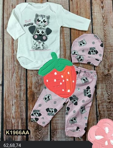 Kompleti: Dečiji kompletici 
3 KOMPLETA 2000 din — 9