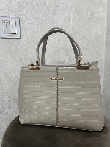 Toy paltarları və aksesuarları: Yaxsi vəziyyətdə çantalar satıram. Zara, mango firmasidir. Qiymetler