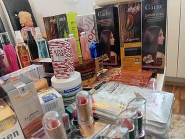 Šminka: Veliki set kozmetike i parfema – sve na jednom mestu Sadržaj seta — 19