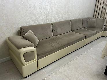 Künc divan – geniş ölçülü, çoxoturacaqlı model Uqlavoyda olur, düzdə