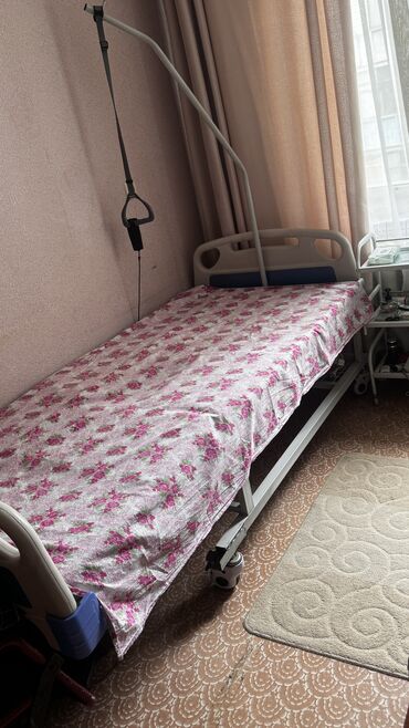 функциональная кровать для лежачих больных: Кровать на пульте для лежачих больных. На колесиках, снизу горшок