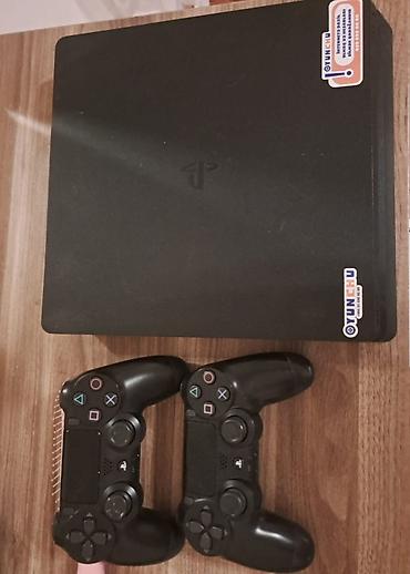 ps4 gamepad: Sony PlayStation 4 Slim oyun konsolu və 2 ədəd DualShock 4 gamepad — 1