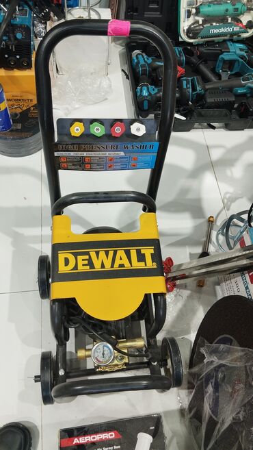 Бочки: DeWalt yüksək təzyiqli təmizləyici. Daşıma və istifadə rahatlığı üçün