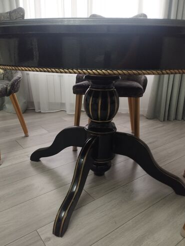 Masa və oturacaq dəstləri: Qonaq otağı üçün, İşlənmiş, Açılmayan, Yumru masa, 4 stul — 4