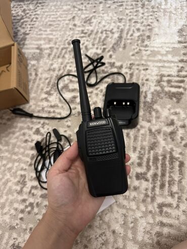 рации аренда: Портативная рация Kenwood TK-5208 в черном корпусе. Оснащена антенной