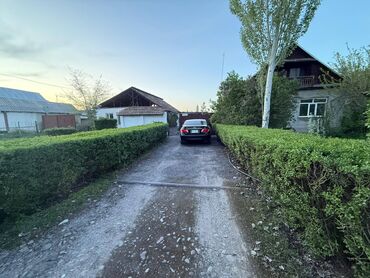 продаю дом в центре города бишкек: Дом, 200 м², 3 комнаты, Старый ремонт
