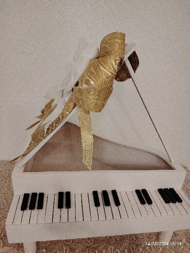 Xonça: Xonca piano satilir icine sokolad ve cicek qoyub hediyye etmek olar — 5