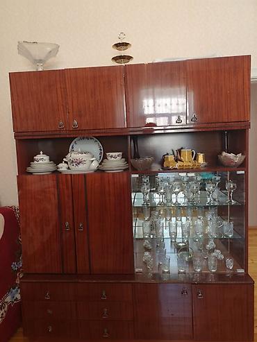 iskaflar: Esyasiz olaraq satilir.Klassik üslubda iri ölçülü vitrini və şkaf — 1