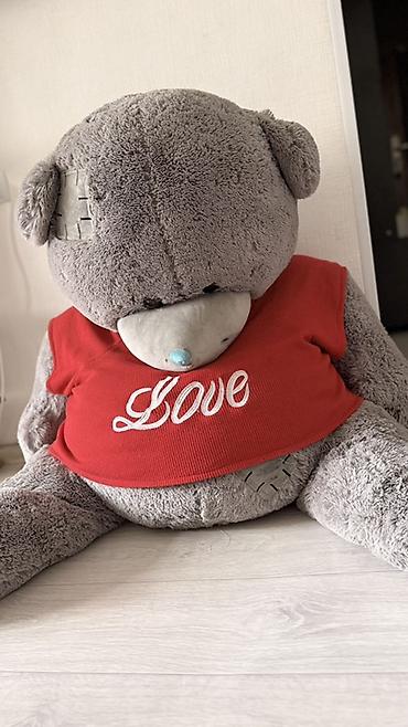 love is: Большой плюшевый медведь серого цвета в красной майке с надписью — 3