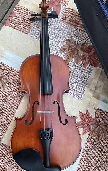 sadxu taxtası: 4/4 ölçülü skripka satılır. Şəkillərdə göründüyü kimi alət klassik — 3