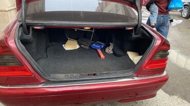 Mercedes-Benz: Mercedes-Benz C‑Class sedan (W202), al qırmızı rəng. - Kuzov: 4 — 6