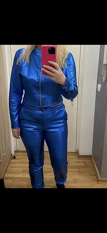 bele pantalone muske: Ženski komplet – sjajni kobaltno plavi set (jakna + pantalone) - — 2
