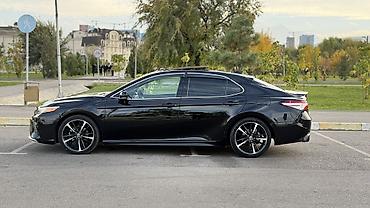 автомобиль джип: Toyota Camry: 2020 г., 2.5 л, Автомат, Бензин, Седан — 5