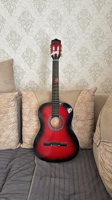 Akkustik klassik gitara – qırmızı-qara “sunburst” rəng keçidi ilə