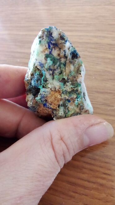 Kristali i minerali: Prirodni mineralni uzorak sa grubom, nepravilnom formom. Odlikuje se — 32