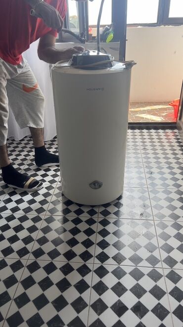 Reklam, çap: Ariston su qızdırıcısı, şaquli yerləşdirmə üçün nəzərdə tutulmuş