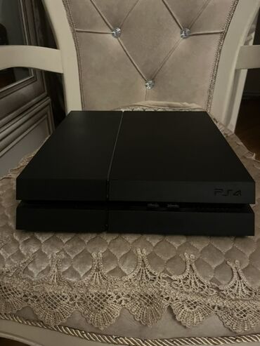 пс4 купить бу: Qara rəngdə olan PlayStation 4 oyun konsolu. Evdə əyləncə və oyun