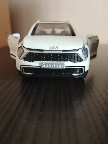 Oyuncaqlar: Kia Sportage mini avtomobil modeli - Rəng: ağ - Marka/model vurğusu