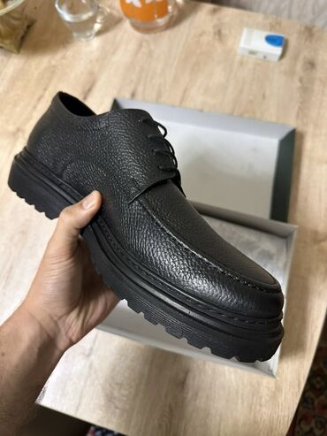 Ayaqqabılar: Türkiyədən sifariş olunub təmiz dəridir yumşaq rahat ayaqqabıdır. Ölçü — 7