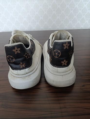 Krasofkalar və idman ayaqqabıları: Ağ rəngli unisex idman ayaqqabısı - Model: “Nafei Maikun” yazılı ağ — 4