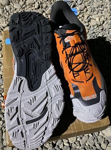 срочно продаю в связи с переездом: Кроссовки Li-Ning (оранжево‑черные/серые). Особенности: - Верх из