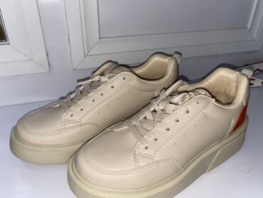 обувь из турции: Кроссовки новые. Производство Турция . Размер 36. Цена 1800 сомов