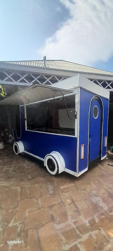 maşın ucun qoşqu: Səyyar ticarət/kafe qoşqusu – mavi korpuslu, geniş servis pəncərəsi və — 1