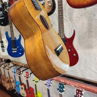 ukulele: Ukulele Mahalo MH2VNA Simlərin sayı: 4 Simlər:Aquila Super Nylgut — 3