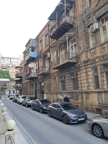 Köhnə tikili: Bakı, 4 otaqlı, Köhnə tikili, m. Nizami, 85 kv. m