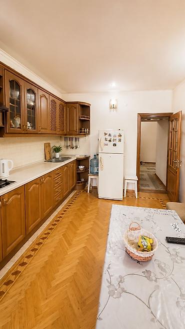 nizami metro: Bakı, 8-ci kilometr, 3 otaqlı, Köhnə tikili, m. Qara Qarayev, 135 kv. m — 8