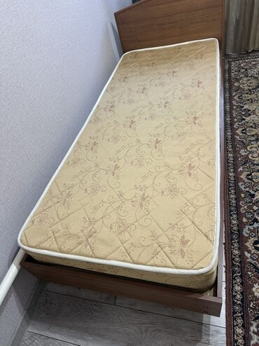 Односпальные кровати: Односпальная кровать с матрасом, выполненная в сдержанных тонах