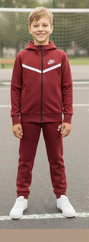 Komplet trenerke: Dečije trenerke 14 za 4000 din
pb — 14