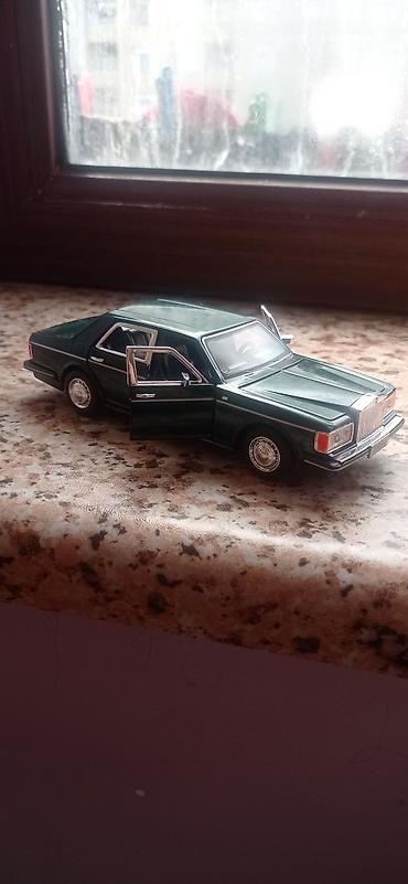 Kolleksiya üçün metal model avtomobillər dəsti. Şəkillərdə 2 ədəd