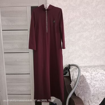 qiz ucun don: Bordo rəngli uzun don - Model: minimalistik, düz kəsim, rahat siluet