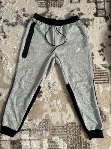 Спортивные костюмы: Спортивные штаны Nike Tech Fleece серого цвета с черными вставками
