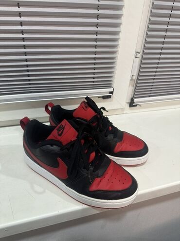 Кроссовки и спортивная обувь: Кроссовки Nike низкие, цвет Black/Red (черно‑красные) с белой
