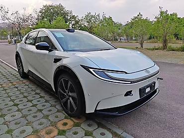 машина 2025: Toyota bZ5: 2025 г., Электромобиль, Лифтбек — 1