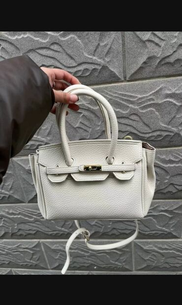 белая сумка: Сумка в наличии качество идеальное прекрасно подойдёт ко всем
