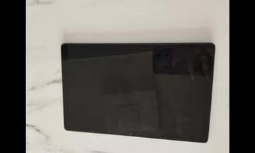 Samsung: Qara rəngdə olan Samsung planşeti. Evdə, ofisdə və ya yolda istifadə