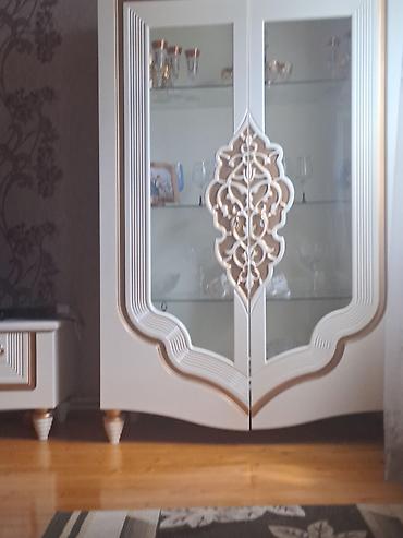 bufet: Vitri̇n dolabı – klassik üslub - Rəng: ağ və qızılı detallı - — 2