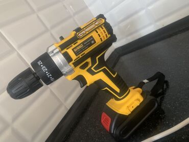 мини шуруповёрт: Аккумуляторная дрель-шуруповерт DeWalt в комплекте с двумя батареями и