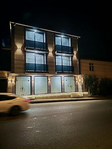 yeni gunəsli kirayə: Kommersiya obyektləri üçün geniş vitrinli, müasir fasadlı bina — 10