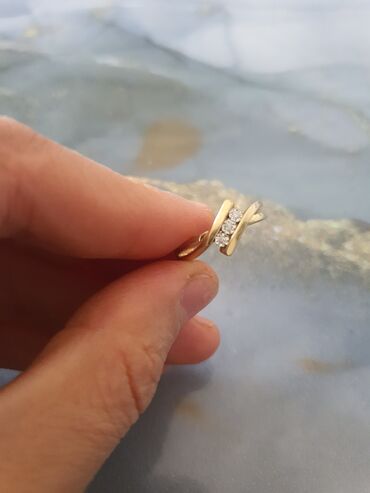 Кольца: Бриллиант 750пробы примерно 2 гр 17 размер жёлтое золото Италия