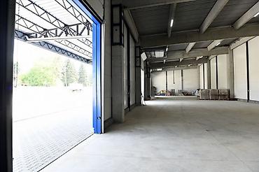 Radionice, postrojenja, fabrike: -Površina od 920m2 je podeljena u dva objekta 660m2 i 260m2. -Hala sa — 17