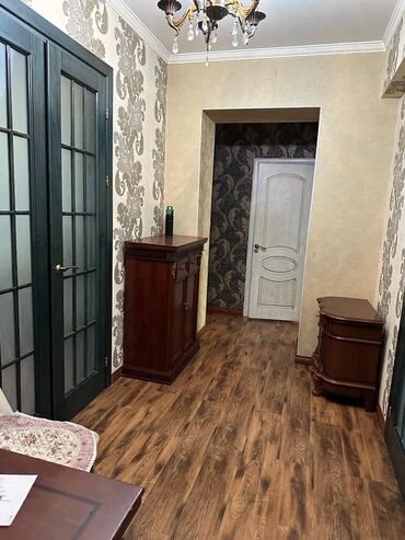 центр сталинка: 3 комнаты, 70 м², Сталинка, 2 этаж