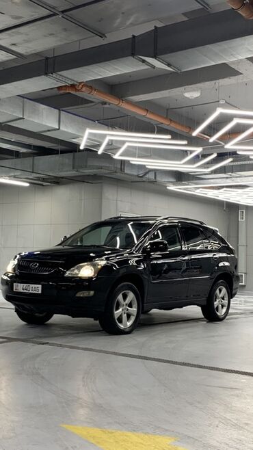 Lexus: Автомобиль Lexus RX 330 черного цвета. Этот кроссовер предлагает