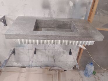 Çanaqlar, tülpanlar: Mərmər görünümlü monolit lavabolu banyo tezgahı - Material — 7