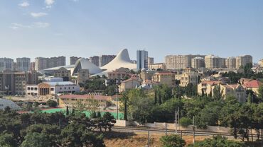 Xətai metrosuna bir neçə addımlıq məsafədə, şəhərin prestijli biznes