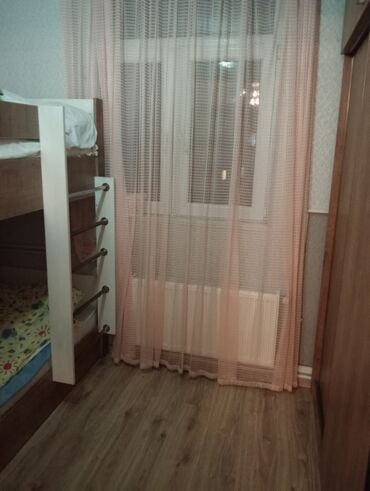 Otaqların uzunmüddətli kirayəsi: - Mətbəx: Parlaq ağ üst şkaflar və boz alt modullar, qranit tipli iş — 2